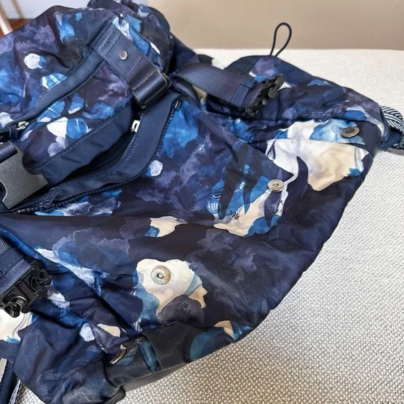 Lululemon Traveling Yogini Rucksack - Picture 16 of 16